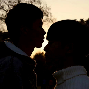 二女一杯食屎gif视频的背景故事
